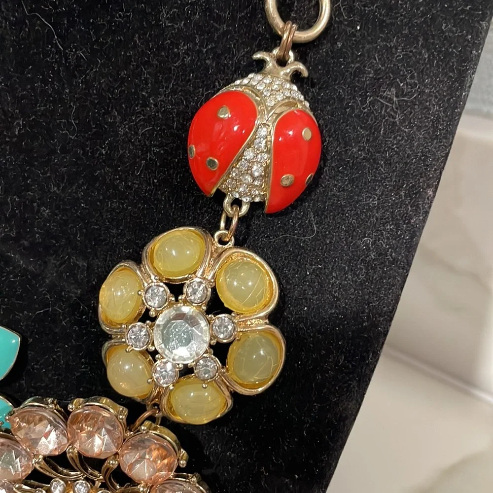 BEAUTIFUL COLORFUL STATEMENT NECKLACE. - Picture 4 of 10